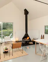 #vinalhaven #vinalhavenlivingroom #livingroom #fireplace #openfloorplan #cabin #vintage #leatherchair #prewayfireplace #preway #bertoia #bertoiawirechair #noguchi #noguchitablelamp #interior #inside #modern 