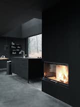 #kitchen #interior #fireplace #indoor #indoorfireplace #blackinterior #blackkitchen #vipp #prefab #prefabshelter #spartherm #sparthermfireplace #electricheating #magnesitefloor #firetestedwood #firetestedwoodwalls #heating #modern 