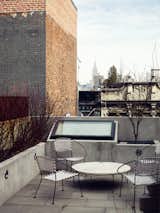 #outdoor #design #modern #outside #indooroutdoorliving #roofterrace #exterior #tribeca #loft #pulltab #skylit #lightwells #terrace #marcovitz #geiger #table #chairs #paulmccobb #vintage #concrete #newyork #renovation #architecture 

Photo by João Canziani  Photo 7 of 19 in Outdoor by Dwell