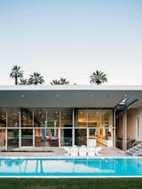 #outdoor #exterior #pool #pooldesign #patio #indooroutdoorliving #outside #energyefficient #hybrid #prefab #palmspring #deserthome #modern #architecture 
