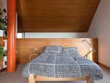 #modern #modernarchitecture #midcentury #midcenturymodern #interior  #munrohouse #warren&Mahoney #1968 #bedroom #color #orange #blackandwhite #woodframe #woodpaneling #storage #bookshelf 