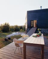 #outdoor #outside #modern #moderndesign #exterior #deck #eames #woodtable #dining #newyork 