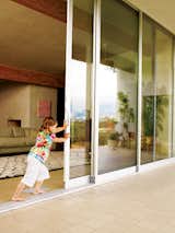 #outdoor #outside #modern #moderndesign #exterior #slidingdoors #glass #glasswall #livingroom #openfloor