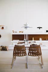#lighting #modern #moderndesign #design #interior #whitewall #seatingdesign #dining #louispoulsen #lamp #scandia #chairs #PH5lamp #sandratable #thomassandell #asplund #hansbrattrud #fjordfiesta 