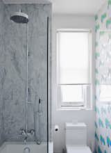 #modern #moderndesign #bath&spa #bathroom #interior #marble #rainwatershower #gray #philippestarck #jetaction #duravit #carrarawall #tulips #wallpaper #1970 #vintage #secondhandrose #tribeca #toilet 