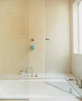 #modern #moderndesign #bath&spa #bathroom #interior #walkintub #squaretile #wakeland #scrafanoarchitects 