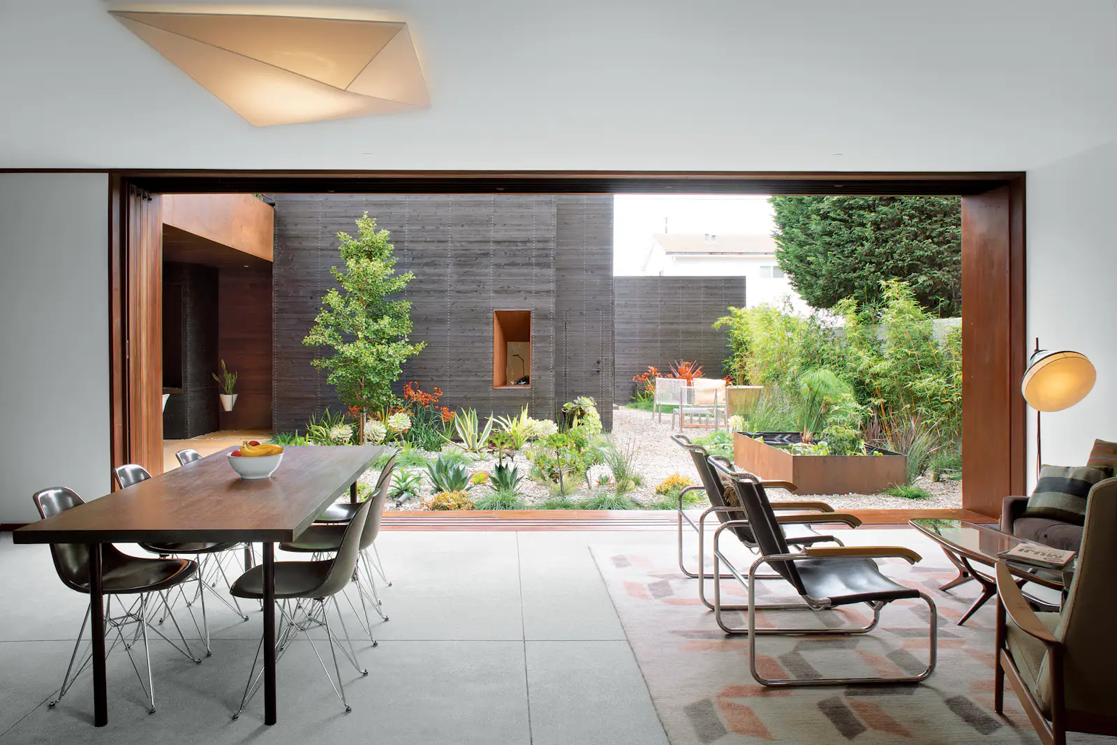 Image showcasing Photo 25 of 26 in 20 Nature-Loving Homes Where Biophilia Thrives from A ...