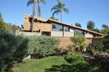 Architect Steven Lombardi is responsible for El Dorado, a modern beauty in La Jolla Shores. Facing a multi-generational home originally built in 1954, Lombardi fully renovated both the interior and exterior. To bring the house up-to-date while preserving a nod to the past, he sandblasted the existing wood structure to expose its original Douglas fir post-and-beam frame.