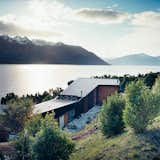 The home is made up of two parts: a rear wing containing the studio and a guest room, and the north-facing living quarters (which, in the southern hemisphere, attract the most sun) overlooking the lake.