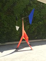 Standing proud in one of the outdoor spaces is Alexander Calder’s Big Crinkly, an animated painted metal sculpture from 1969. Visitors can wander freely around this piece in an area that’s framed by a wall of lush greenery.  Search “alexander calder focus”