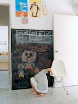 De Waart added a chalkboard to the kitchen for writing memos and for drawing, as Tammo does here.
