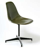 Charles and Ray Eames are two of the most famous chair designers in the world. Their contribution to modern chair design is unparalleled. The Shell chair, which was one of the first industrially-manufactured plastic chairs, comes in a wide variety of styles, including a version with an armrest and an office version (pictured here).