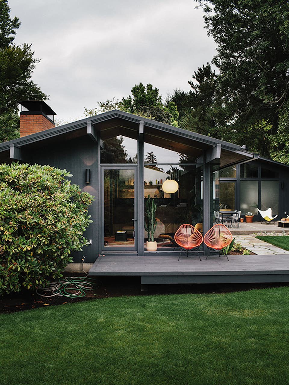 Photo 15 Of 19 In Midcentury Renovation In Portland Capitalizes On Nature With Seven Doors To