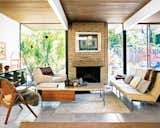 Built in 1966 in San Rafael, California, this Eichler designed by Claude Oakland showcases the homeowners’ carefully amassed furniture collection. In the living room, for instance, a travertine-topped coffee table by Paul McCobb pairs well with a Florence Knoll Parallel Bar System sofa and an original Josef Albers print scored on eBay that hangs above the fireplace.