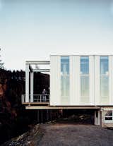 Architect Peter Anderson explains that "the floating nature of the design would not have been possible with conventional onsite framing techniques, nor any of the currently marketed modular home designs." Using a heavy structural steel frame, engineered wood spline beam system, and structural insulated panels, the architects created a truly unique hybrid structural system and, in the end, a home.