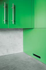 In the kitchen, Santa Rosa–based Reliance Fine Finishing applied a conversion varnish tinted with a green hue.