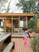The courtyard acts like an outdoor living room, where the Arnolds’ daughter, Josie, plays freely, safe from nearby traffic. The family dines here most of the year at the custom-designed wood-and-steel table. The picnic table set reappropriates the century-old eucalyptus tree that once grew on the site.