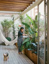 In a city with constant traffic and little green space, architects Simone Carneiro and Alexandre Skaff renovated a cramped apartment with a small terrace. Plants, vines, and pergolas now form a barrier against the city’s notorious noise and pollution.