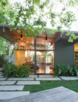 Usha and Mike Kreaden had a virtually blank slate when it came to the garden outside the 1958 Joseph Eichler house that they bought in Silicon Valley two decades ago.