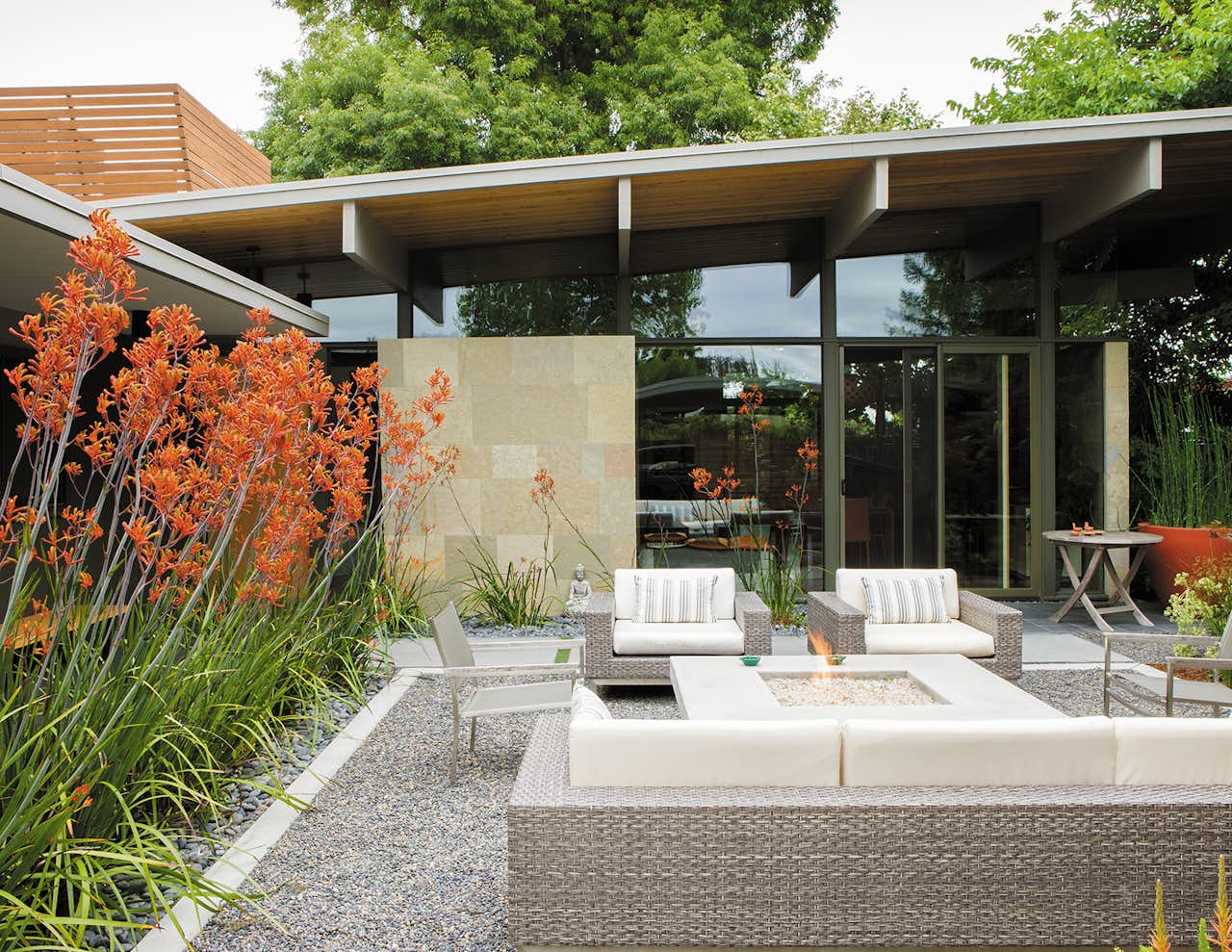 Photo 9 Of 9 In Creative Landscape Design For A Renovated Eichler In California Dwell