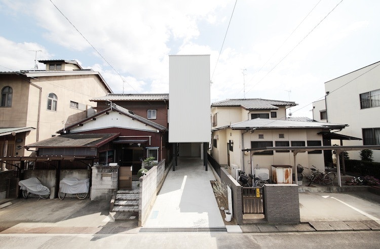 Wooden slats add sculptural ceiling to Katsutoshi Sasaki's Koro House