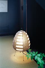 The teahouse is lit by Isamu Noguchi’s classic mid-century Akari 1AS lamp.