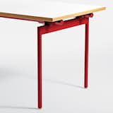 Antenna Workspaces desk by Antenna Design for Knoll. Knoll expands its line of classic American office furniture with a worktable set on tubular steel rails and legs.