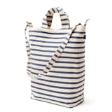 From bag experts BAGGU, the Duck Bag is a take-anywhere tote that is made from durable, recycled cotton canvas duck. The Duck Bag includes two carrying handles for hand transport and an adjustable longer strap for over-the-shoulder or cross-body wear.