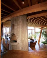 The interiors of many of Muennig’s houses emphasize natural building materials such as wood, concrete, and stone. Plant life and nature are intrinsic to the Pfeiffer Ridge House IV.