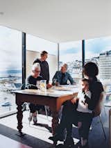 Jan Bieringa (seated, left) hangs out with her son, Kris Bieringa (standing), Tony Hiles, Judith Fyfe, and Fyfe’s granddaughter, Phoebe Pottinger. Surrounded on three sides by glass walls, the dining room is the perfect spot to soak up the stunning views of Wellington Harbor and the hilly eastern suburbs.