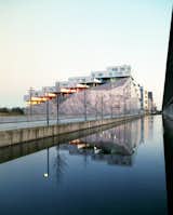 BIG employed its theory and practice of "architectural alchemy"--combining elements to turn architectural lead into gold--to lift the residential units with the parking structure to create the silvery Mountain Dwellings.