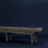 The Luizão XV Bench recalls all the splendor of Louis XV with velvet cushion and golden filigree.