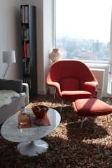 A Hella Jongerius vase for Ikea, Saarinen chair and table, and a Nani Marquina rug fill this sunlit apartment.