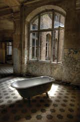 Romantic Tub photographed in Leipzig, Germany, by Alexander "3Passa" Friedrich.  Photo 6 of 8 in Beauty in Decay by Miyoko Ohtake