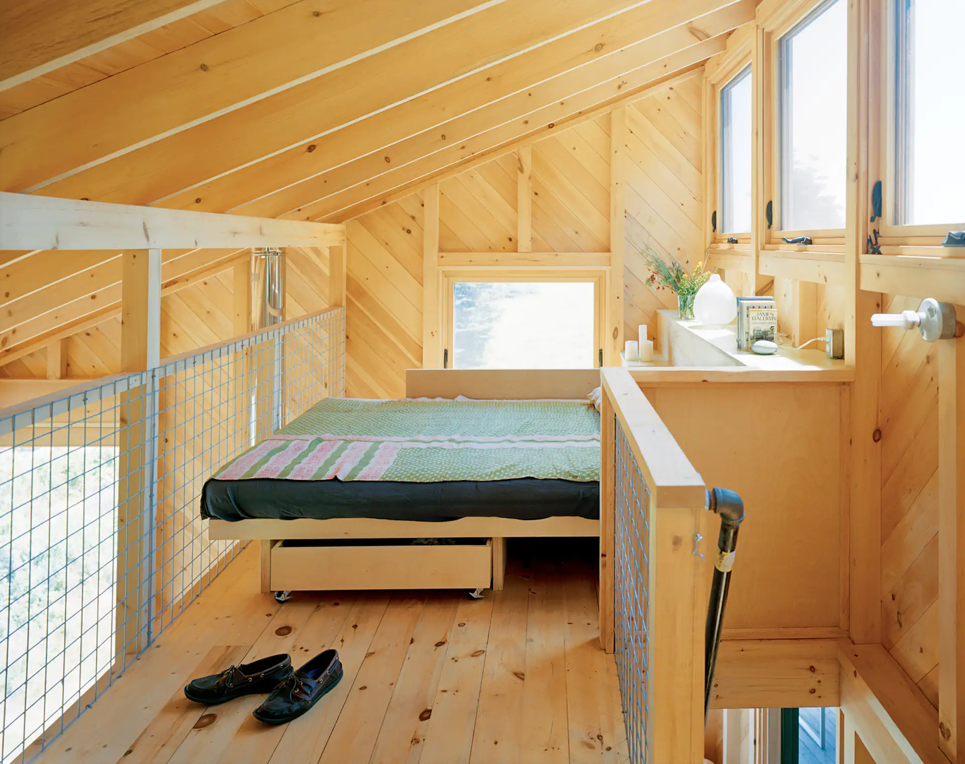 Image showcasing Photo 5 of 8 in Modern, Lofted Beds For Tiny Spaces from A Tiny Cabin ...
