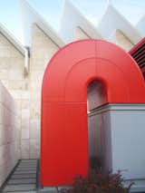 Here's a detail shot of the Resnick Pavilion. Inside Piano plays it pretty straight, and even from the exterior it's quite a clean building. The two big moves are the fins on the roof which double as skylights and the big red vents and ducts, which he conceived of as the building's lungs. This photo doesn't get the half of the building, but it encapsulates the two most salient design moves.
