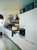The kitchen wall has a built-in fridge, freezer and dishwasher. Photo by Per Magnus Persson.