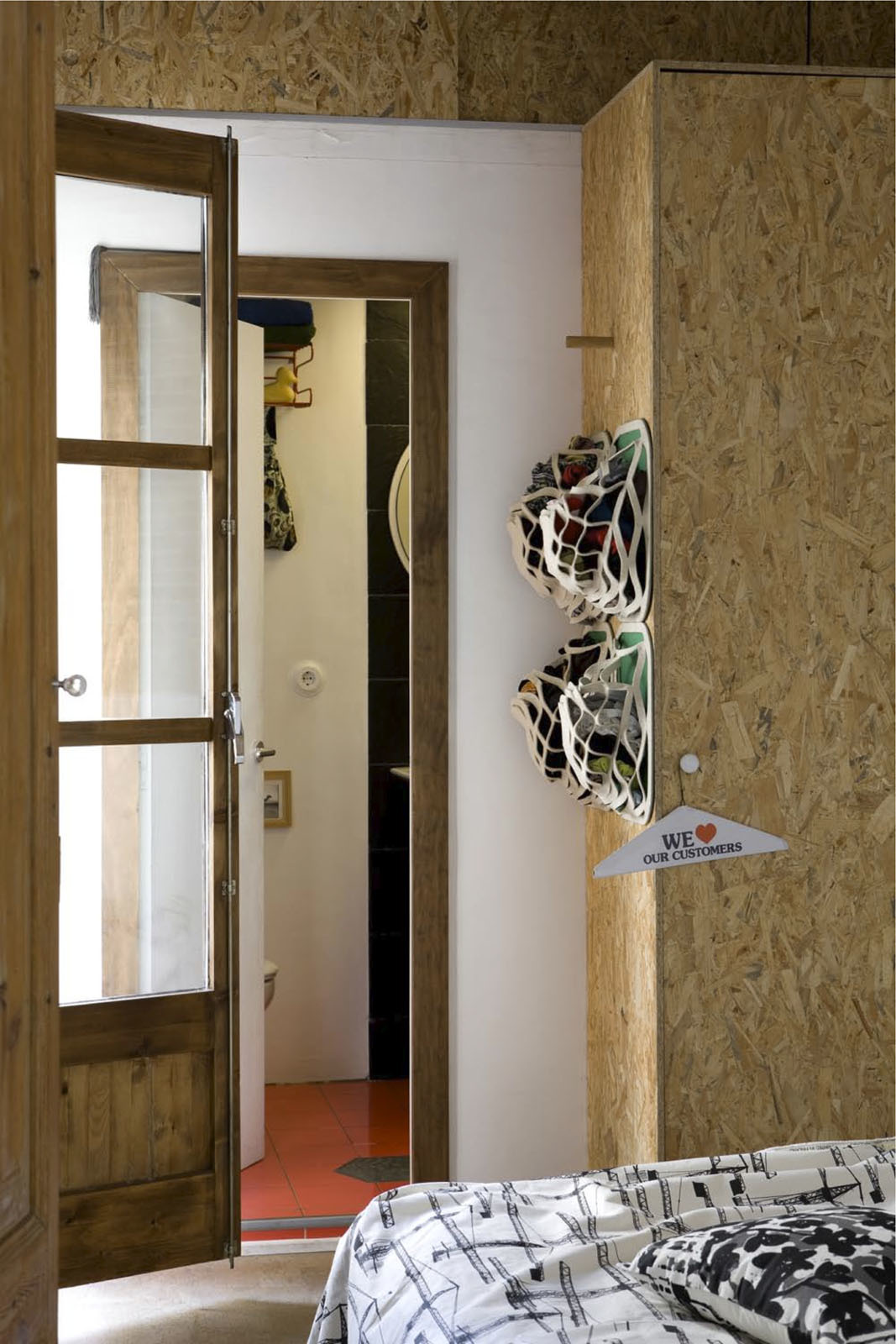 Эко-дизайнер Петц Шолтус сосредоточился на экологичных и переработанных материалах при ремонте этой квартиры площадью 625 квадратных футов в Барселоне. В спальне находится шкаф, изготовленный из OSB, который был выбран потому, что он содержит минимальное количество смолы по сравнению с другими искусственными породами дерева.