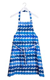 Here, the blue dots of Louekari's Siirtolapuutarha Räsymatto pattern brighten a white apron.  Search “tilkkutakki waist apron” from Marimekko's Iconic Patterns