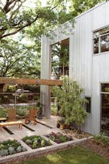 Moreland House  Photo 6 of 15 in Indoor Outdoor by Hodgin Arch from Seven Great Outdoor Spaces