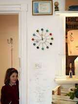 In this Parisian home, the Ball Clock is mounted on a kitchen wall just above the children’s height markings. According to Nelson, the clock became an all-time best seller when “suddenly it was decided by Mrs. America that this was the clock to put in your kitchen. Why the kitchen, I don’t know. But every ad that showed a kitchen for years after that had a Ball Clock in it.”