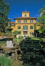 When the villa was completed in 1890, its architect, Gabriel von Seidl designed the peaceful Italian Renaissance garden that surrounds it. The café in the Foster & Partners addition will overlook the restored gardens. Image courtesy of Lenbachhaus Gallery and Museum.