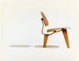 A photograph by Phil Schaafsma highlights the ergonomic design of the chair.