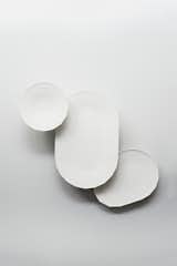 The Plateau trays by Bjørn van den Berg overlap when grouped together to form a striking tablescape.