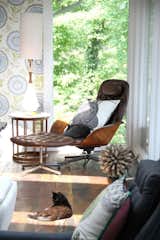 Designer Amy Butler has paired a vintage Plycraft lounger with her own Lacework wallpaper in Moss in the living room of her Ohio home. Photo by David Butler via Apartment Therapy.
