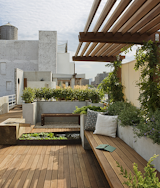 Evoking both nature and the nurture of relaxation, this rooftop deck by Pulltab Design shows that roof gardens and entertaining spaces don’t have to be mutually exclusive. For this roof, Earth tones and wood are key components to achieving a spa-like atmosphere. Photo via Oliver Yaphe.