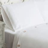 SOLID WHITE SATEEN DUVET

Three cheers for Live Good’s sustainability commitment. Its beautifully finished products and components are made in the United States, like the organic cotton fabric and wooden buttons.