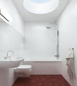 The average number of bathrooms in the surveyed houses was 1.6. Skylights and mosaic tiled walls were popular.