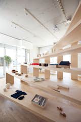 Nosigner used castor aralia wood for the design and comissioned a carpenter in Yokohama who specialized in large-scale furniture to build the shelf.