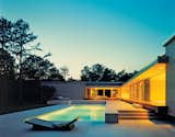 #pool #pooldesign #outdoor #exterior #modern #modernarchitecture #minimal #lounge #Sagaponac #Montauk #Hamptons #NewYork #HaririandHariri 